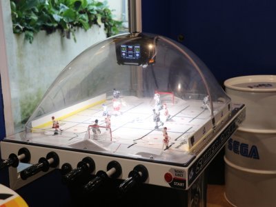 Très populaire aux Etats-Unis, ce jeu s'apparente au baby-foot, mais version hockey sur glace. Originaire de la ville de Buffalo, il permet aux joueurs de faire pivoter leurs hockeyeurs pour frapper un palet à la place de la balle.