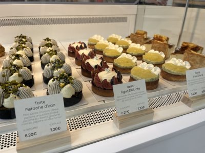 Les pâtisseries qu'Hélène Deguen propose dans son établissement et cette fameuse tarte à la feuille de figue. - Margaux Fresnais