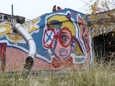 Le tag est une signature en une seule couleur. Le throw-up est aussi une signature mais avec deux couleurs et des lettrages plus volumineux. La fresque se fait à plusieurs sur une grande surface et avec une direction artistique.