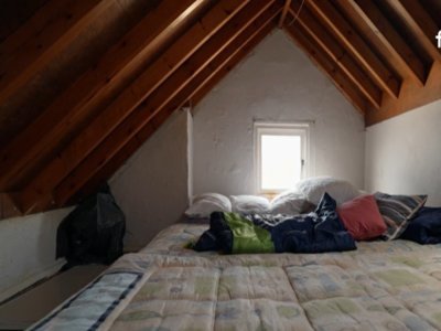 L'unique chambre de la cabane de pêcheur. - FranceTV