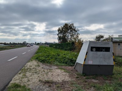 Un premier radar a été implanté pendant l'été près de l'aéroport. La préfecture confirme qu'il est fixé à 80km/h. - Célia Caradec