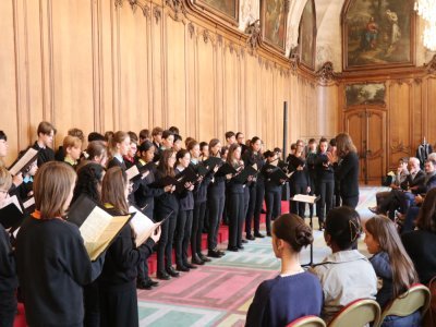 Les jeunes ont chanté dans la salle du réfectoire de l'Abbaye-aux-Hommes à Caen.