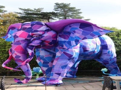 Les visiteurs pourront admirer ces sculptures monumentales, toutes peintes à la main par des artisans. Il a fallu plus d'un mois pour assembler les structures, soudées et électrifiées sur place.