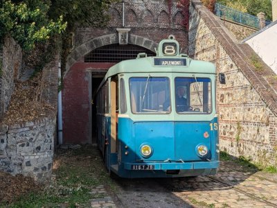 Pour l'instant, le trolleybus est contraint de s'arrêter aux limites du tunnel. - Célia Caradec