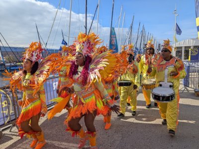 Le groupe ADOM a animé le village ce week-end. - Célia Caradec