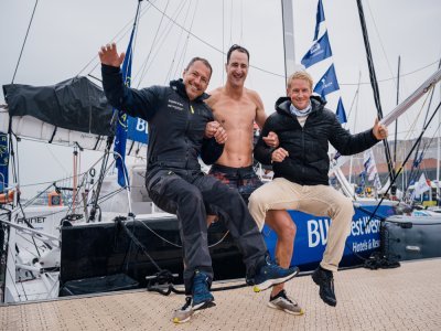 Jérémy Nicollin entouré de Romain Attanasio (à gauche) et Maxime Sorel, les skippeurs de l'Imoca Fortinet-Best Western. - Jean-Louis Carli - Alea