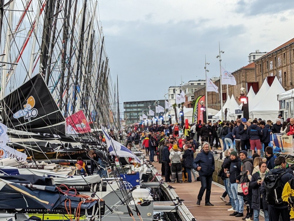Si le ponton est réservé aux proches des skippers, le public peut venir voir les au revoir depuis les quais.