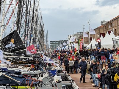 Si le ponton est réservé aux proches des skippers, le public peut venir voir les au revoir depuis les quais. - Célia Caradec