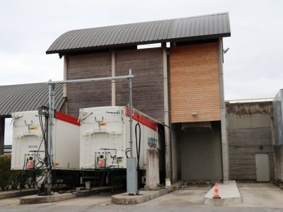 Le troisième quai de transfert (à droite) permettra d'optimiser le transport vers les différents centres de tri et d'incinération. Les camions de collecte déversent les déchets dans des remorques plus grandes, équipées d'un fond roulant. - Martin Patry