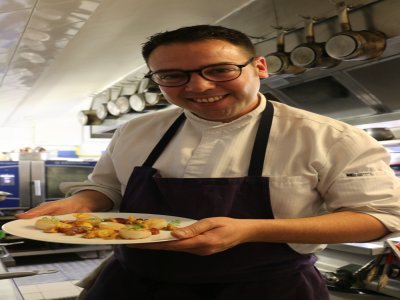 A travers cette recette, le chef Paul-Arthur Berlan voulait apporter un côté rassurant avec ces légumes oubliés, à savoir le potiron et la betterave, et de la fraîcheur avec la sauce qui donne du peps à la Saint-Jacques.
