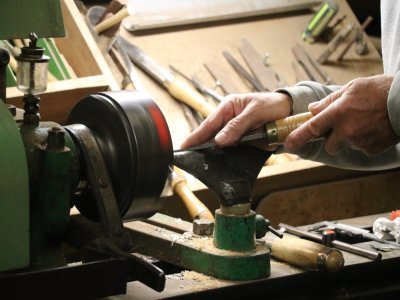 François Paliwoda a appris à construire et rénover en faisant. "Les formations coûtaient trop cher", même s'il avait quelques bases en maçonnerie. Il a, à l'heure actuelle, créé une dizaine de modèles de billard en son nom.