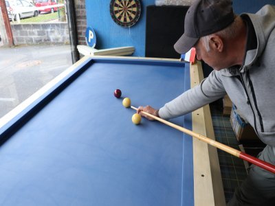 Plusieurs versions existent, dont le célèbre billard américain. La version française utilise 3 boules seulement. Le but est de toucher les deux autres boules avec son seul lancé, en utilisant les bords de la table ou non.