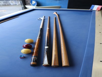 La queue de billard a connu diverses formes au fil du temps (de la plus ancienne à droite, à la plus moderne à gauche). Le billard vient du croquet, miniaturisé, que Louis XIV jouait avec une queue semblable à celle de droite.