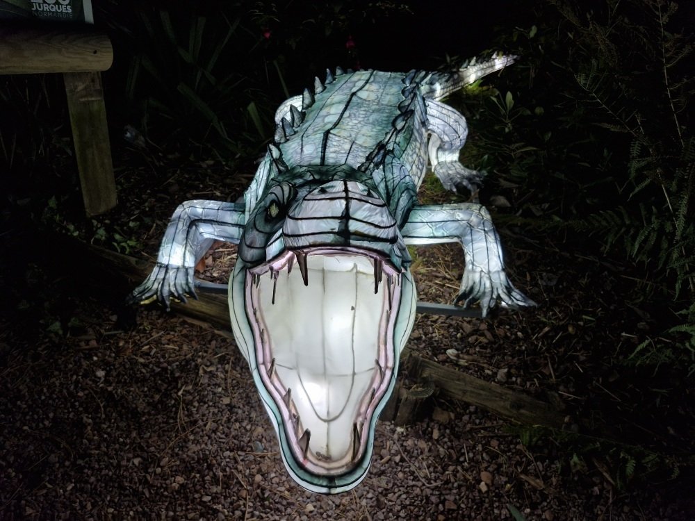 Gueule ouverte, le crocodile impressionne les enfants.