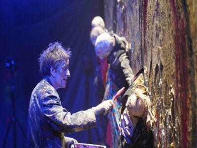 Le rapport à la toile est parfois tendre, parfois violent. L'artiste donne à voir le processus de création et l'état d'esprit de l'artiste en train de créer. 