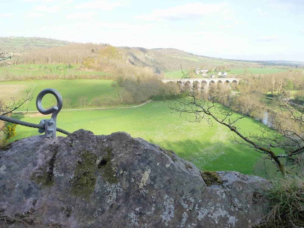 En contre-bas, le viaduc qu'on aperçoit en arrière plan.