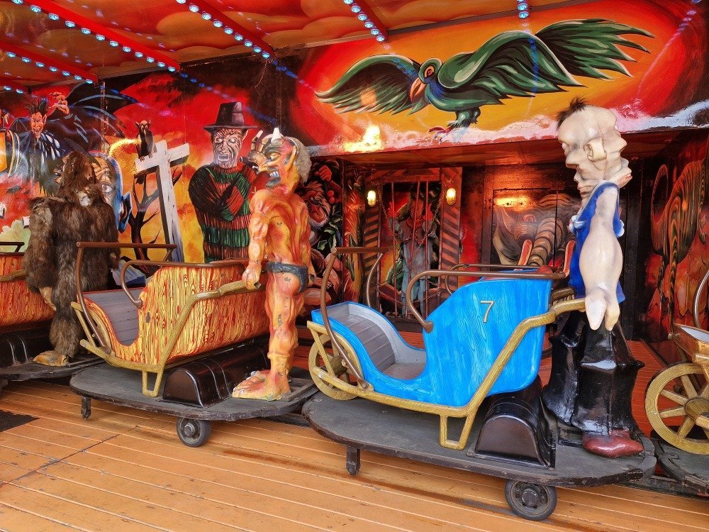 Dans le nouveau train fantôme Scare Factory de la foire Saint-Romain de Rouen, même les sièges font peur.