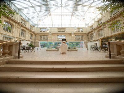 Lors de la soir&eacute;e inspir&eacute;e de La Chronique des Bridgerton, les participants sont invit&eacute;s &agrave; venir habill&eacute;s comme les personnages de la s&eacute;rie. - Justine Carr&egrave;re