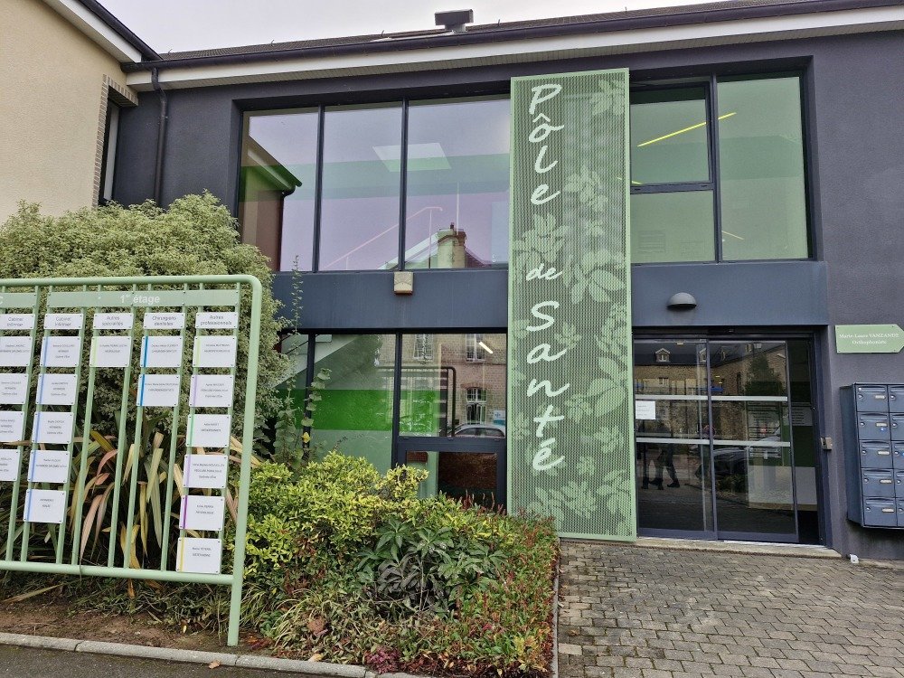 Le Premier ministre a pu rencontrer des praticiens et des patients au pôle de santé de Carentan.