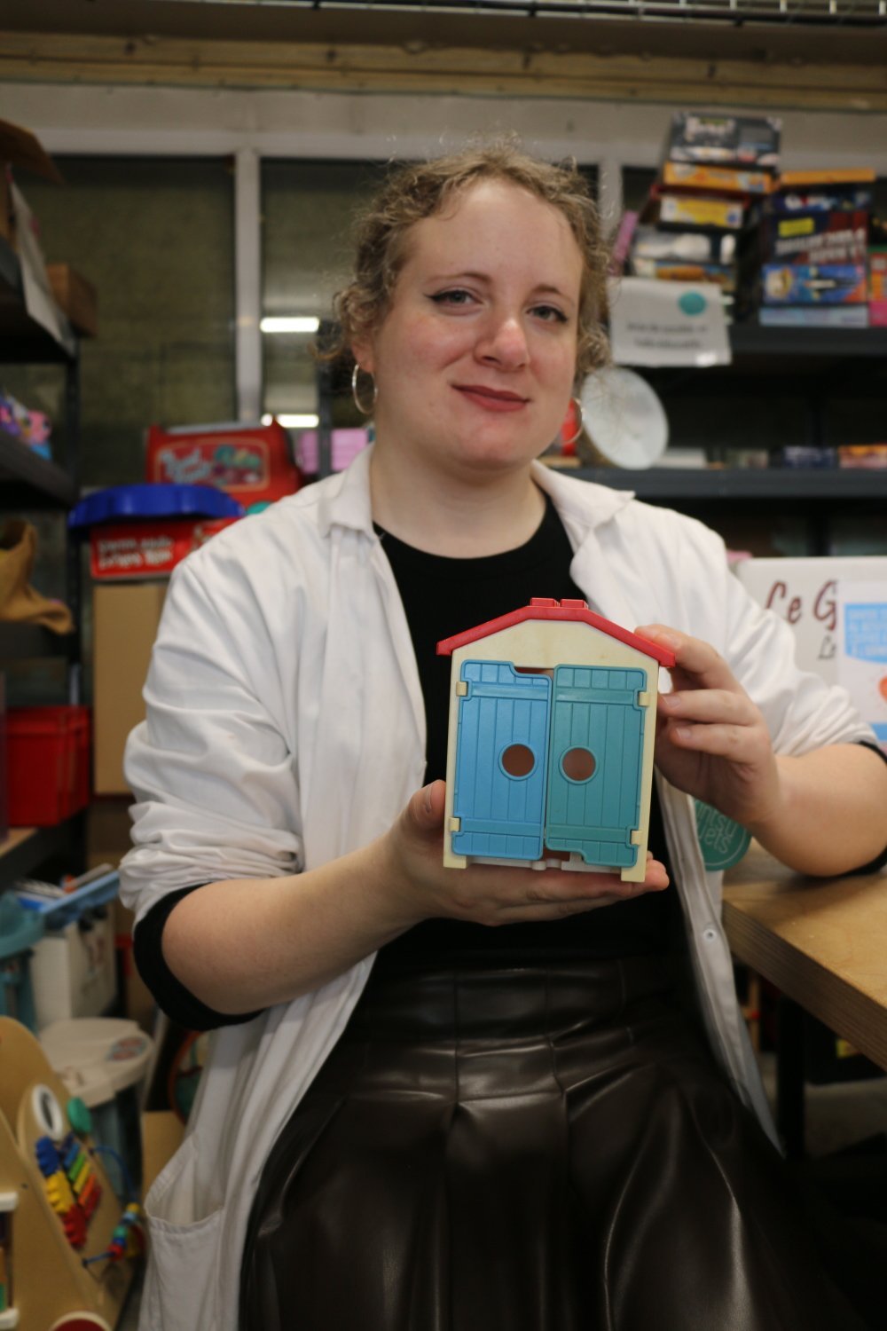 Chez Kintsu Jouets, tous les salari&eacute;s en insertion peuvent faire plusieurs missions. Ils sont tous polyvalents et aptes &agrave; trier, nettoyer ou contr&ocirc;ler tous les jeux et jouets. Ce jour-l&agrave;, L&eacute;a Eponville &eacute;tait charg&eacute;e du tri.