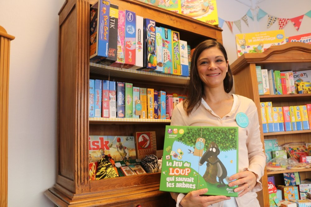 Carine Bories est la cofondatrice de l'association Kintsu Jouets. Elle navigue entre l'entrep&ocirc;t de l'association petit-quevillaise et la boutique solidaire de Rouen et se charge aussi d'accueillir les clients jusqu'au 23&nbsp;d&eacute;cembre.