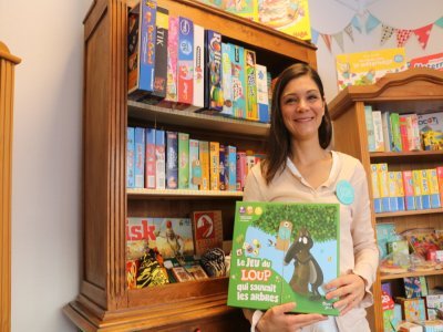 Carine Bories est la cofondatrice de l'association Kintsu Jouets. Elle navigue entre l'entrep&ocirc;t de l'association petit-quevillaise et la boutique solidaire de Rouen et se charge aussi d'accueillir les clients jusqu'au 23&nbsp;d&eacute;cembre.