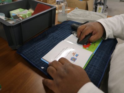 L'&eacute;tape du tri pass&eacute;e, tous les objets sont nettoy&eacute;s avec des chiffons en microfibre et des produits respectueux de l'environnement. Comme ils seront ensuite revendus, cette &eacute;tape est tr&egrave;s importante.