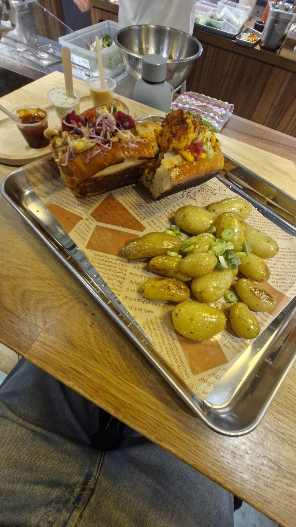 Roll crevettes &eacute;pic&eacute;es et saumon cajun.