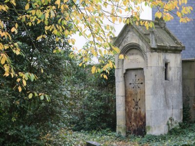 Même s'ils sont tapissés de feuilles mortes et que les tombes sont parfois couvertes de mousse, ces lieux sont entretenus régulièrement afin que les chemins de passage restent accessibles et la balade, toujours bucolique. - Elvire Alix