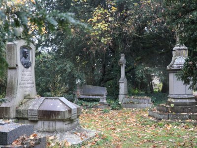 Situé 16, rue Canchy, au cœur du quartier de Vaucelles, on y trouve la tombe de l'archéologue et historien Arcisse de Caumont, ainsi que celle de M. Loyal, figure emblématique du monde du cirque. - Elvire Alix