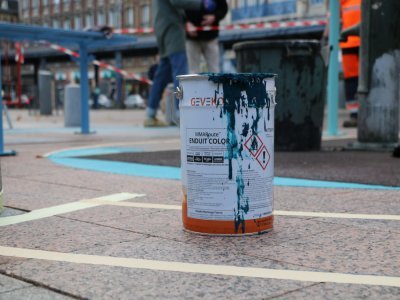 Il emploie de la résine à froid. Une substance qui se met sur les passages piétons et qu'il a déjà manipulée pour la rue Jeanne-d'Arc.