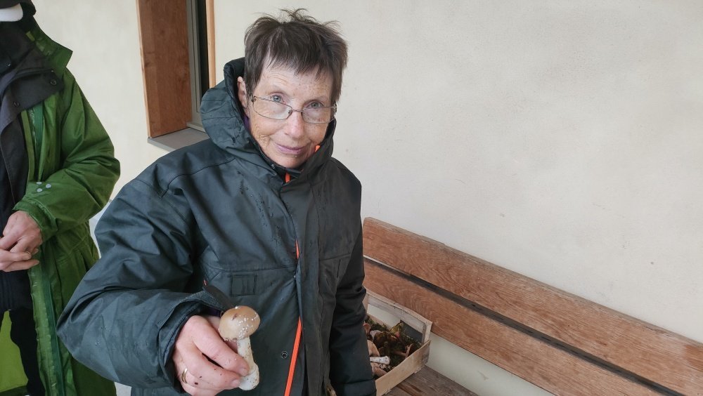 Annick Bottet, animatrice de la sortie, tente de me faire peur entenant une amanite panth&egrave;re, un champignon tr&egrave;s toxique.