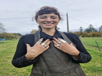 Depuis maintenant cinq ans, Olivia Lapourré crée des bagues, des bracelets, des colliers et même des boucles d'oreilles près de Rouen. Ses créations se retrouvent ensuite sur son site internet. Les prix varient entre 39 et 80€.