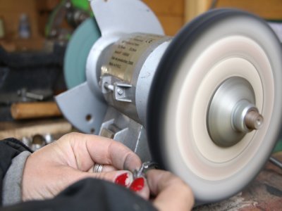 Après l'étape de l'émerisage puis celle pour donner la forme à la bague, il faut ensuite passer au polissage. Un moment important parce qu'il permet de rendre l'argent brillant. Il faudra ensuite nettoyer la bague.