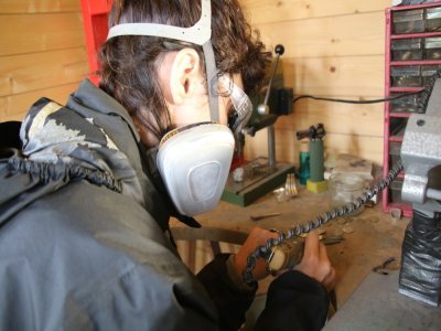 La première étape pour créer un bijou, c'est l'émerisage. Elle permet de limer le métal parfois un peu piquant lorsqu'il est brut. Olivia Lapourré utilise un instrument spécial appelé Dremel, il permet de poncer, nettoyer et polir.