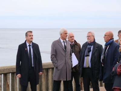 Hervé Morin a visité le chantier sur le quai Crampon jeudi 6 novembre, accompagné notamment par Patrick Thomines, président de la communauté de communes Isigny-Omaha Intercom, et Eric Poissonnière, à droite, maire de Grandcamp-Maisy.