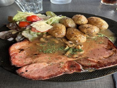 Jambon grillé sauce madère.