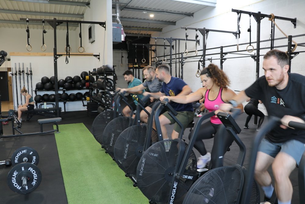 Beaucoup de personnes voulant continuer une activit&eacute; physique pendant cette p&eacute;riode hivernale optent pour la p&eacute;riode m&eacute;ridienne pour s'entra&icirc;ner dans des salles de sport, comme ici.