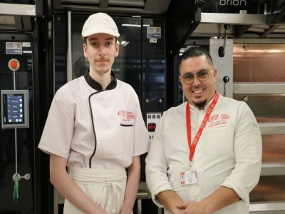 Le professeur d'Henri Carpentier, Etienne Gomez Lopez, l'accompagne au concours du Meilleur jeune boulanger de France.