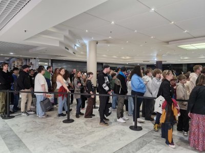 La queue pour l'évènement, prévu pour se dérouler de 14h à 17h dans le centre-ville de Caen.