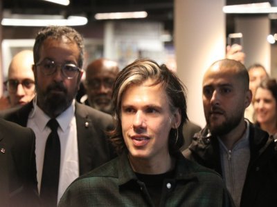 Orelsan est arrivé aux environ de 14h20 à la Fnac de Caen. Seuls quelques chanceux avaient leurs billets pour rencontrer le Caennais.