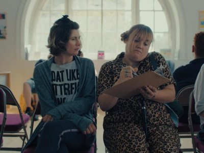 Dans "Truckload" de Aella Jordan-Edge, Lizzie retrouve sa coloc et ses meilleurs amis après un an passé chez sa mère.