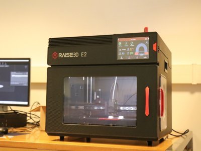 Pour le moment, Julien Legalle a réalisé des portants pour des casques antibruit, et aimerait créer un pot à stylos, plutôt que d'en acheter !