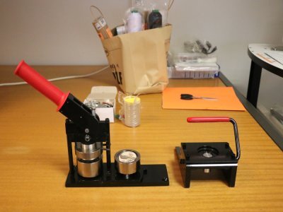 La création de goodies devient un jeu d'enfant ! Plusieurs outils seront très utiles aux Bureaux des étudiants ou associations d'étudiants pour se procurer du matériel servant à la communication et rendre visibles leurs événements.