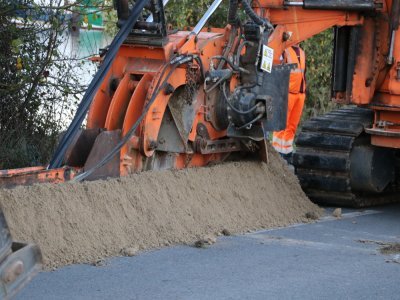 La trancheuse en plein travail, qui extrait la terre, enterre le câble, et recouvre à l'état d'origine. Pour en savoir plus, cliquez sur "lire plus" ci-dessous. - Léo Besselièvre