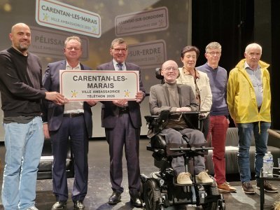 Les équipes de France TV, de l'AFM Téléthon et de la mairie ont présenté le dispositif du Téléthon à Carentan. - Thibault Lecoq