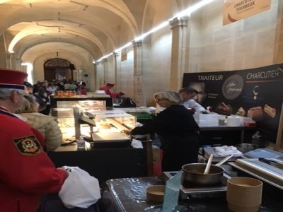 File d'attente pour savourer les charcuteries locales. - Ruddy Brelle