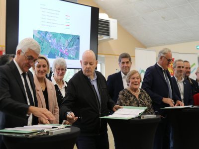 Paraphes apposés par les élus locaux sur le contrat du territoire à Mortrée, jeudi 13 novembre. - Lucie Peudevin