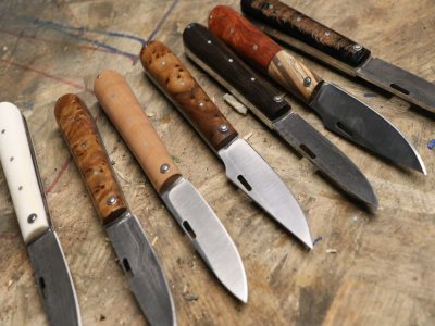 Quelques exemples de couteaux réalisés par Vincent Maquer dans l'atelier la Queue de Vache.