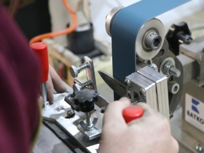 Vincent Maquer travaille principalement des lames en acier inoxydable. Elles sont prédécoupées au laser au Trait. Il en travaille ensuite l'émouture, c'est-à-dire la partie de la lame qui s'amincit jusqu'au fil, dans son atelier.
